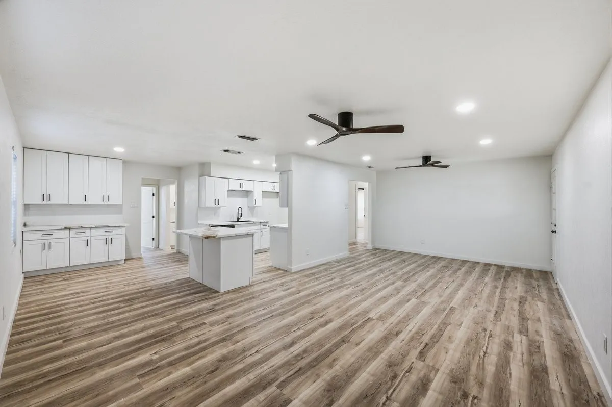Single Family Residence For Sale in Dallas County , 203 Evelyn Street, De Soto, Texas 75115, 4 Bedroom, 3 Bathroom, Garage spaces, 2,226 Sqft, built in 1968, mls#21409735, Real Estate Agent in De Soto, Homes For Sale in Dallas county, Homes For Sale in De Soto, Realtor in De Soto Texas, Real Estate Brokerage Independent Realty Texas, Luminita Cordes Realtor