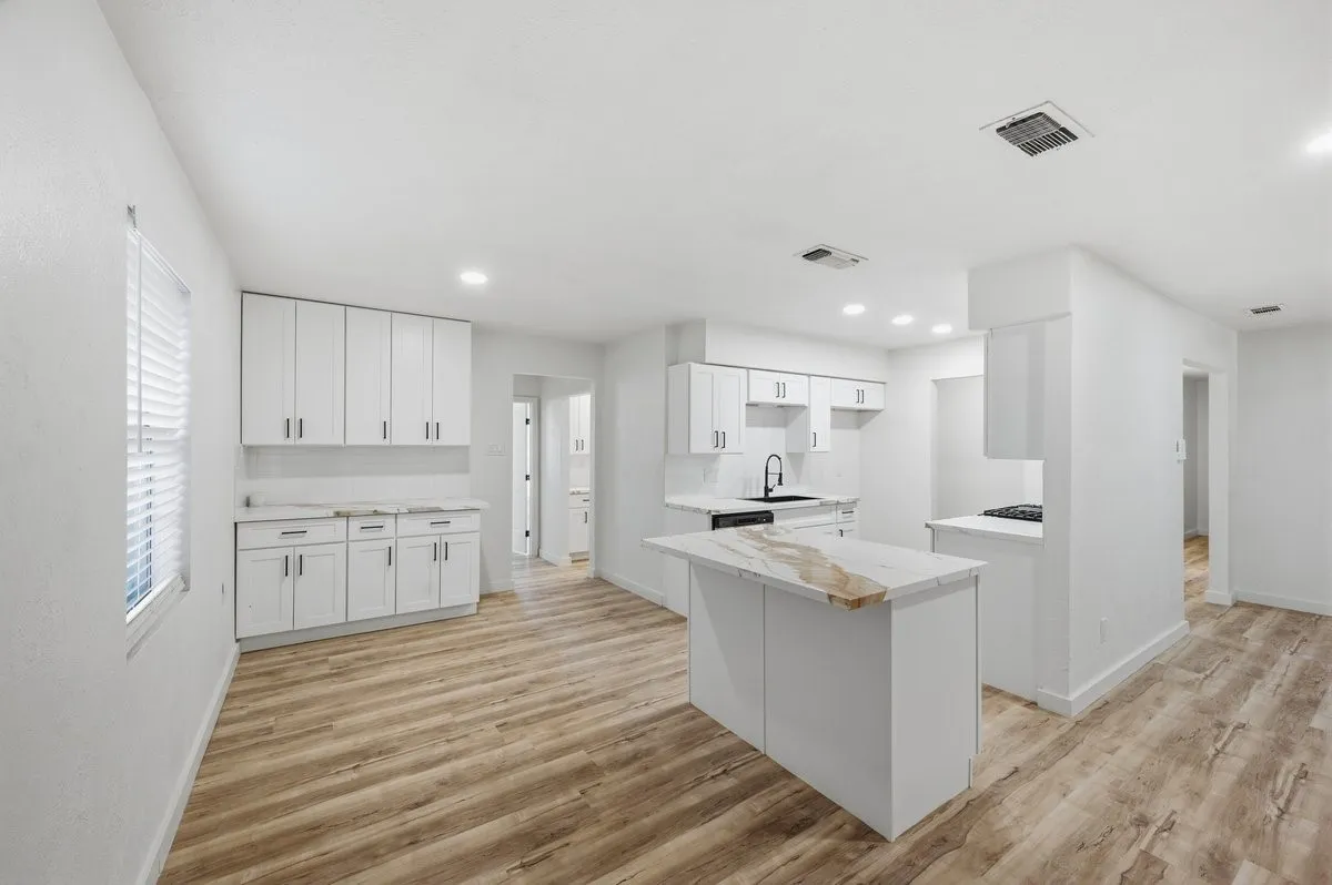 Single Family Residence For Sale in Dallas County , 203 Evelyn Street, De Soto, Texas 75115, 4 Bedroom, 3 Bathroom, Garage spaces, 2,226 Sqft, built in 1968, mls#21409735, Real Estate Agent in De Soto, Homes For Sale in Dallas county, Homes For Sale in De Soto, Realtor in De Soto Texas, Real Estate Brokerage Independent Realty Texas, Luminita Cordes Realtor