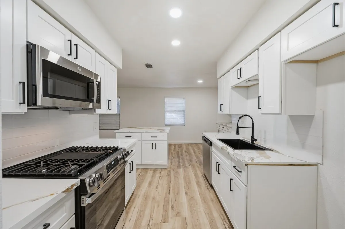 Single Family Residence For Sale in Dallas County , 203 Evelyn Street, De Soto, Texas 75115, 4 Bedroom, 3 Bathroom, Garage spaces, 2,226 Sqft, built in 1968, mls#21409735, Real Estate Agent in De Soto, Homes For Sale in Dallas county, Homes For Sale in De Soto, Realtor in De Soto Texas, Real Estate Brokerage Independent Realty Texas, Luminita Cordes Realtor