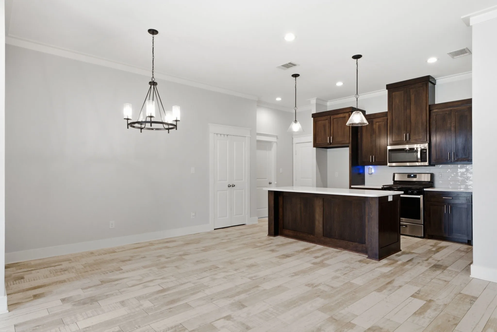 Single Family Residence For Sale in Smith County , 217 Smith Circle, Lindale, Texas 75771, 4 Bedroom, 2 Bathroom, 2 Garage spaces, 1,635 Sqft, built in 2019, mls#21409843, Real Estate Agent in Lindale, Homes For Sale in Smith county, Homes For Sale in Lindale, Realtor in Lindale Texas, Real Estate Brokerage Independent Realty Texas, Luminita Cordes Realtor