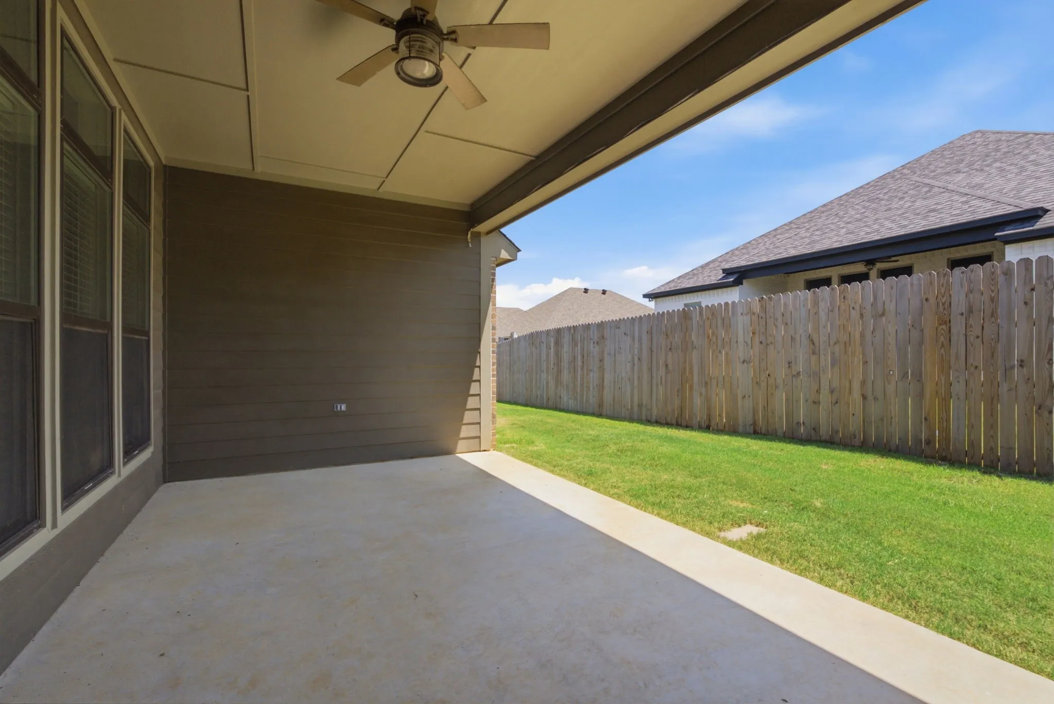 Single Family Residence For Sale in Smith County , 217 Smith Circle, Lindale, Texas 75771, 4 Bedroom, 2 Bathroom, 2 Garage spaces, 1,635 Sqft, built in 2019, mls#21409843, Real Estate Agent in Lindale, Homes For Sale in Smith county, Homes For Sale in Lindale, Realtor in Lindale Texas, Real Estate Brokerage Independent Realty Texas, Luminita Cordes Realtor