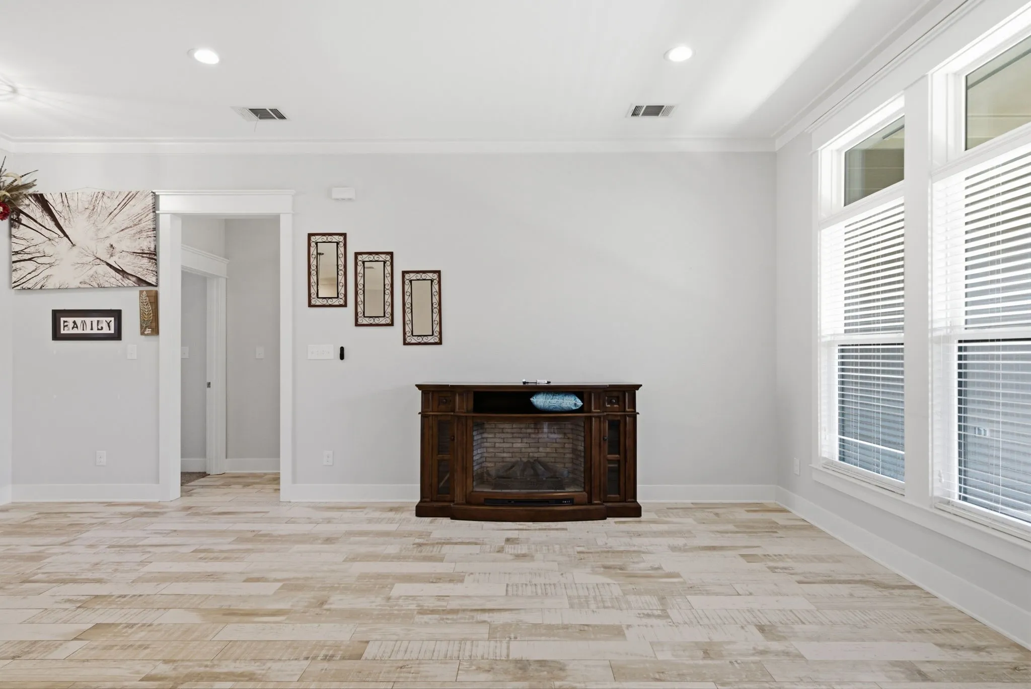 Single Family Residence For Sale in Smith County , 217 Smith Circle, Lindale, Texas 75771, 4 Bedroom, 2 Bathroom, 2 Garage spaces, 1,635 Sqft, built in 2019, mls#21409843, Real Estate Agent in Lindale, Homes For Sale in Smith county, Homes For Sale in Lindale, Realtor in Lindale Texas, Real Estate Brokerage Independent Realty Texas, Luminita Cordes Realtor