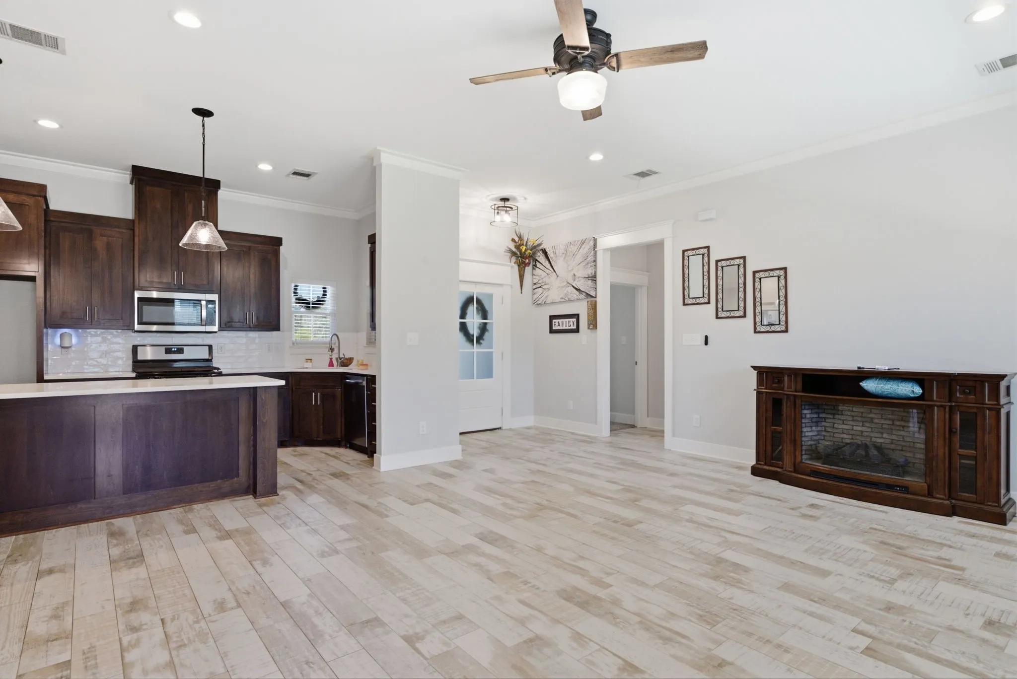 Single Family Residence For Sale in Smith County , 217 Smith Circle, Lindale, Texas 75771, 4 Bedroom, 2 Bathroom, 2 Garage spaces, 1,635 Sqft, built in 2019, mls#21409843, Real Estate Agent in Lindale, Homes For Sale in Smith county, Homes For Sale in Lindale, Realtor in Lindale Texas, Real Estate Brokerage Independent Realty Texas, Luminita Cordes Realtor