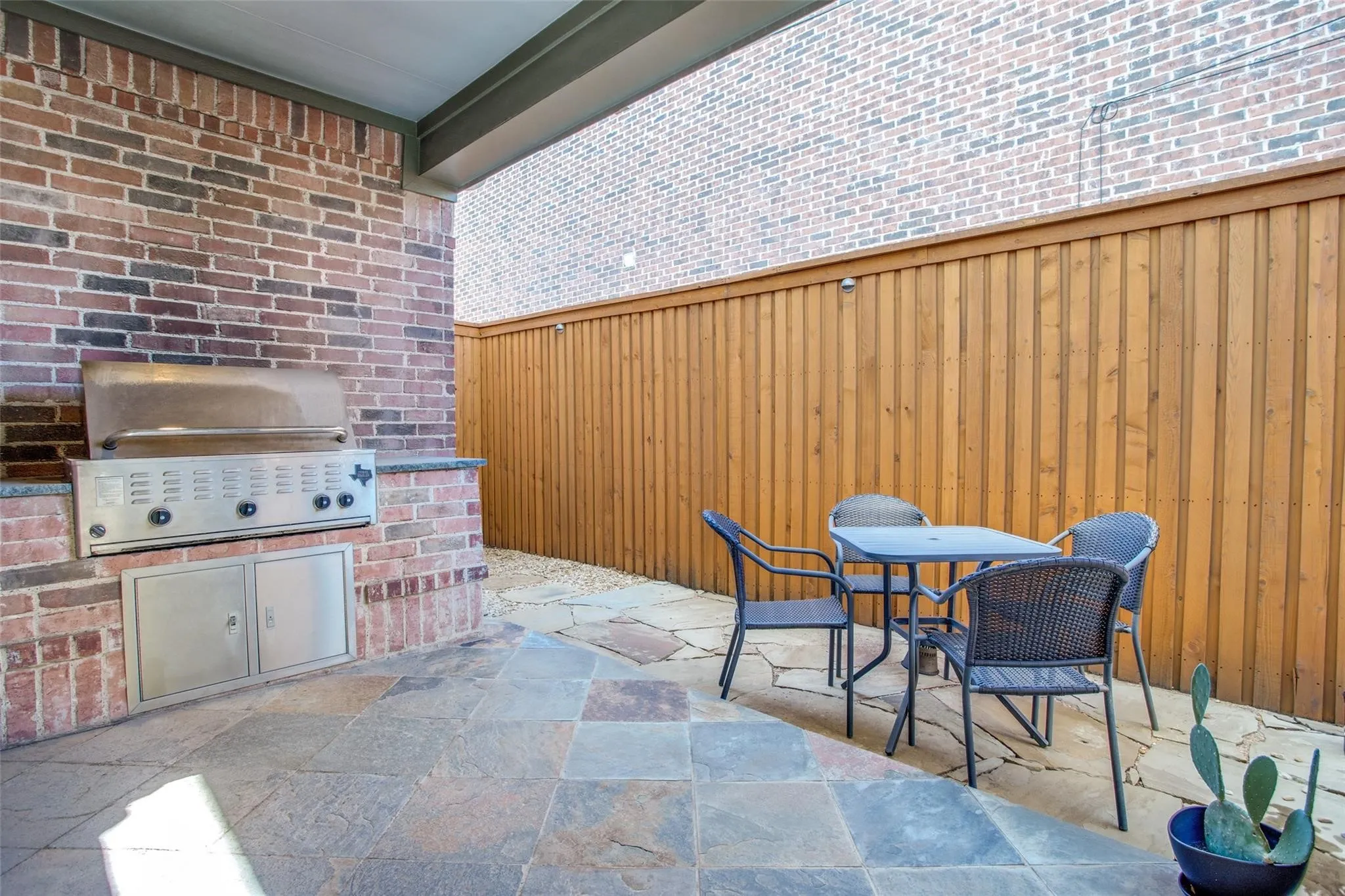 Single Family Residence For Rent in Dallas County , 5020 Mission Avenue, Dallas, Texas 75206, 3 Bedroom, 3 Bathroom, 2 Garage spaces, 2,677 Sqft, built in 2005, mls#21409794, Real Estate Agent in Dallas, Homes For Rent in Dallas county, Homes For Rent in Dallas, Realtor in Dallas Texas, Real Estate Brokerage Independent Realty Texas, Luminita Cordes Realtor