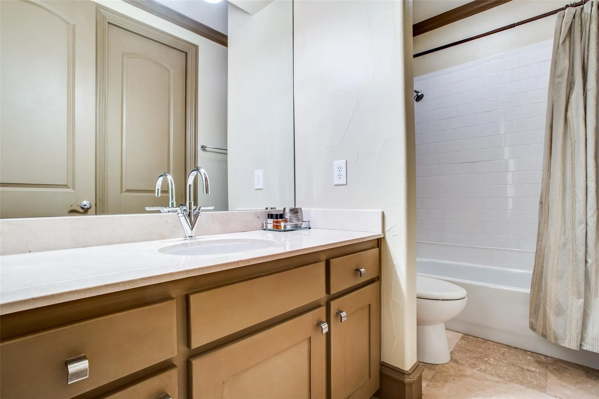 Single Family Residence For Rent in Dallas County , 5020 Mission Avenue, Dallas, Texas 75206, 3 Bedroom, 3 Bathroom, 2 Garage spaces, 2,677 Sqft, built in 2005, mls#21409794, Real Estate Agent in Dallas, Homes For Rent in Dallas county, Homes For Rent in Dallas, Realtor in Dallas Texas, Real Estate Brokerage Independent Realty Texas, Luminita Cordes Realtor
