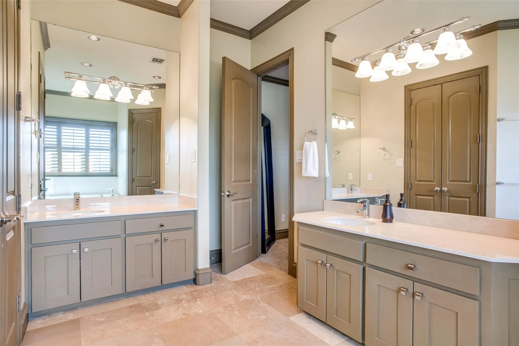 Single Family Residence For Rent in Dallas County , 5020 Mission Avenue, Dallas, Texas 75206, 3 Bedroom, 3 Bathroom, 2 Garage spaces, 2,677 Sqft, built in 2005, mls#21409794, Real Estate Agent in Dallas, Homes For Rent in Dallas county, Homes For Rent in Dallas, Realtor in Dallas Texas, Real Estate Brokerage Independent Realty Texas, Luminita Cordes Realtor
