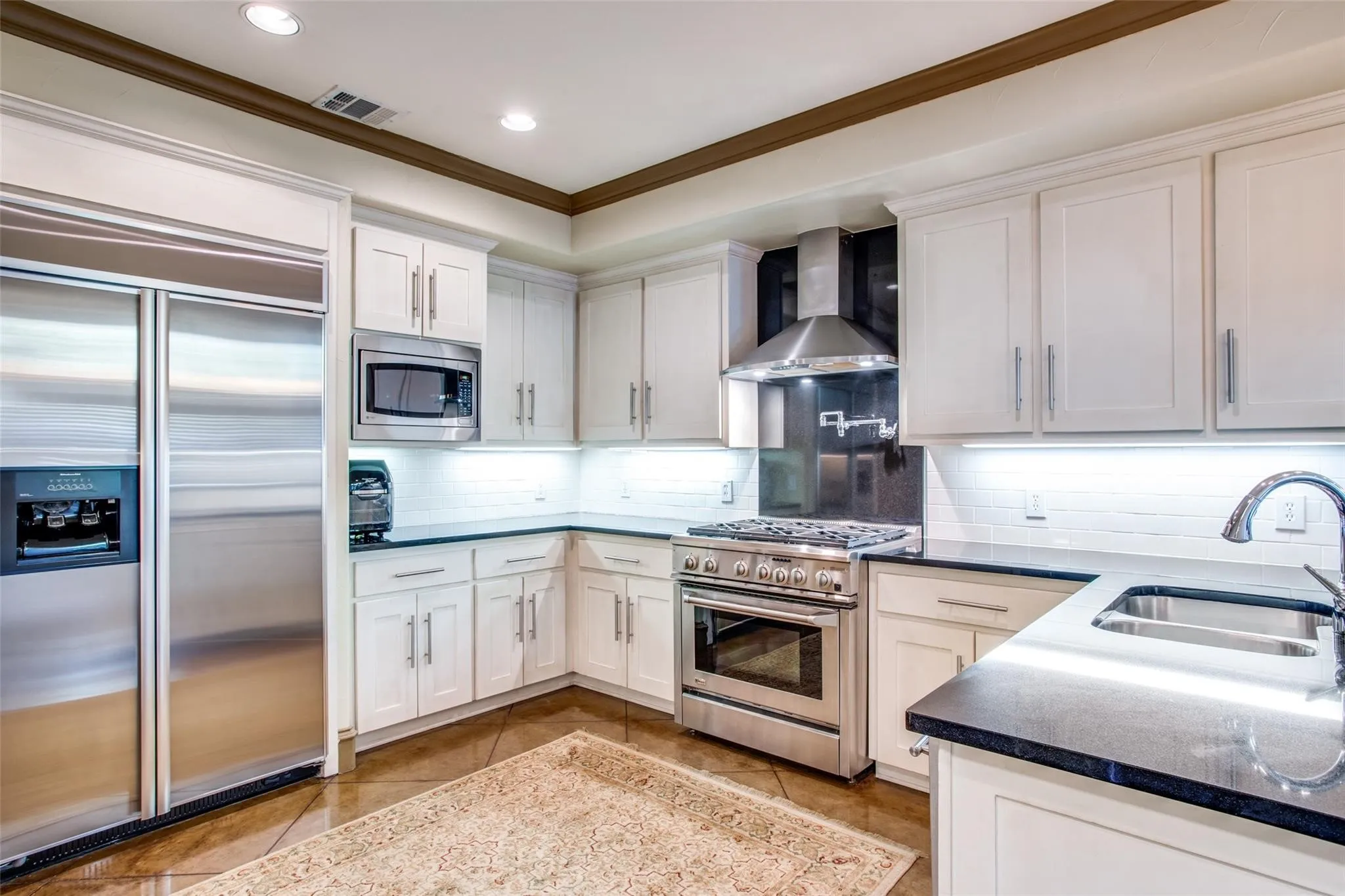 Single Family Residence For Rent in Dallas County , 5020 Mission Avenue, Dallas, Texas 75206, 3 Bedroom, 3 Bathroom, 2 Garage spaces, 2,677 Sqft, built in 2005, mls#21409794, Real Estate Agent in Dallas, Homes For Rent in Dallas county, Homes For Rent in Dallas, Realtor in Dallas Texas, Real Estate Brokerage Independent Realty Texas, Luminita Cordes Realtor