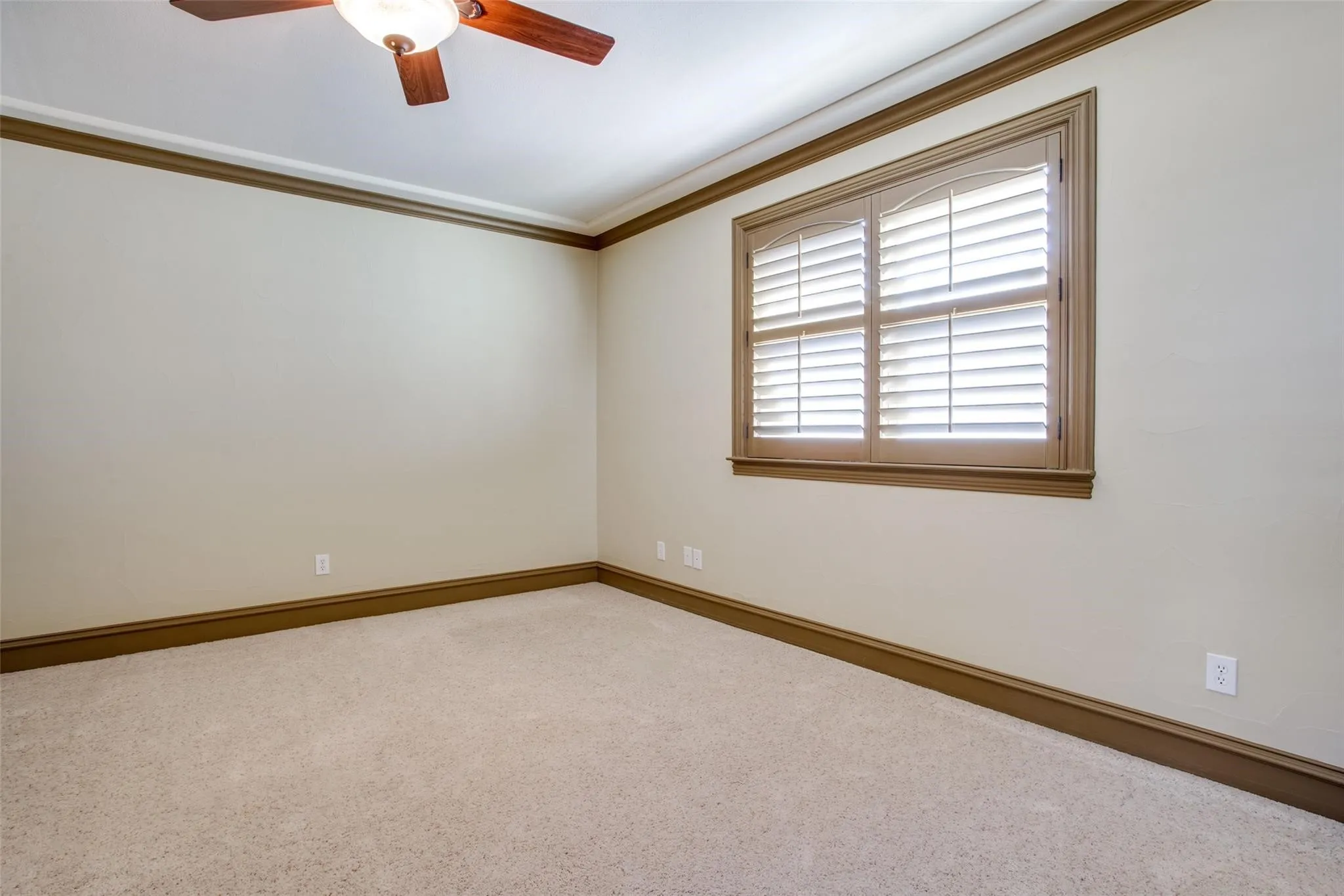 Single Family Residence For Rent in Dallas County , 5020 Mission Avenue, Dallas, Texas 75206, 3 Bedroom, 3 Bathroom, 2 Garage spaces, 2,677 Sqft, built in 2005, mls#21409794, Real Estate Agent in Dallas, Homes For Rent in Dallas county, Homes For Rent in Dallas, Realtor in Dallas Texas, Real Estate Brokerage Independent Realty Texas, Luminita Cordes Realtor
