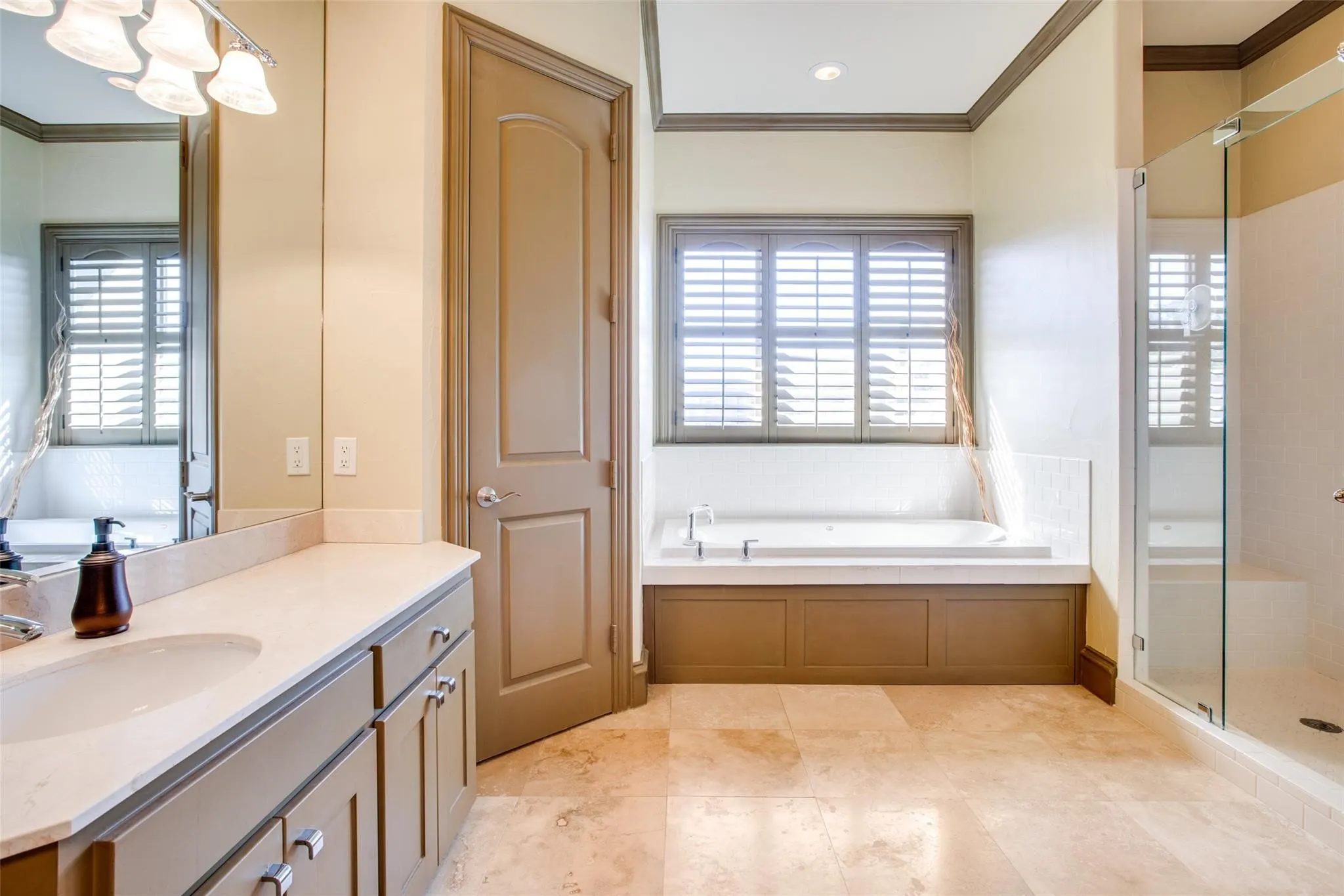 Single Family Residence For Rent in Dallas County , 5020 Mission Avenue, Dallas, Texas 75206, 3 Bedroom, 3 Bathroom, 2 Garage spaces, 2,677 Sqft, built in 2005, mls#21409794, Real Estate Agent in Dallas, Homes For Rent in Dallas county, Homes For Rent in Dallas, Realtor in Dallas Texas, Real Estate Brokerage Independent Realty Texas, Luminita Cordes Realtor