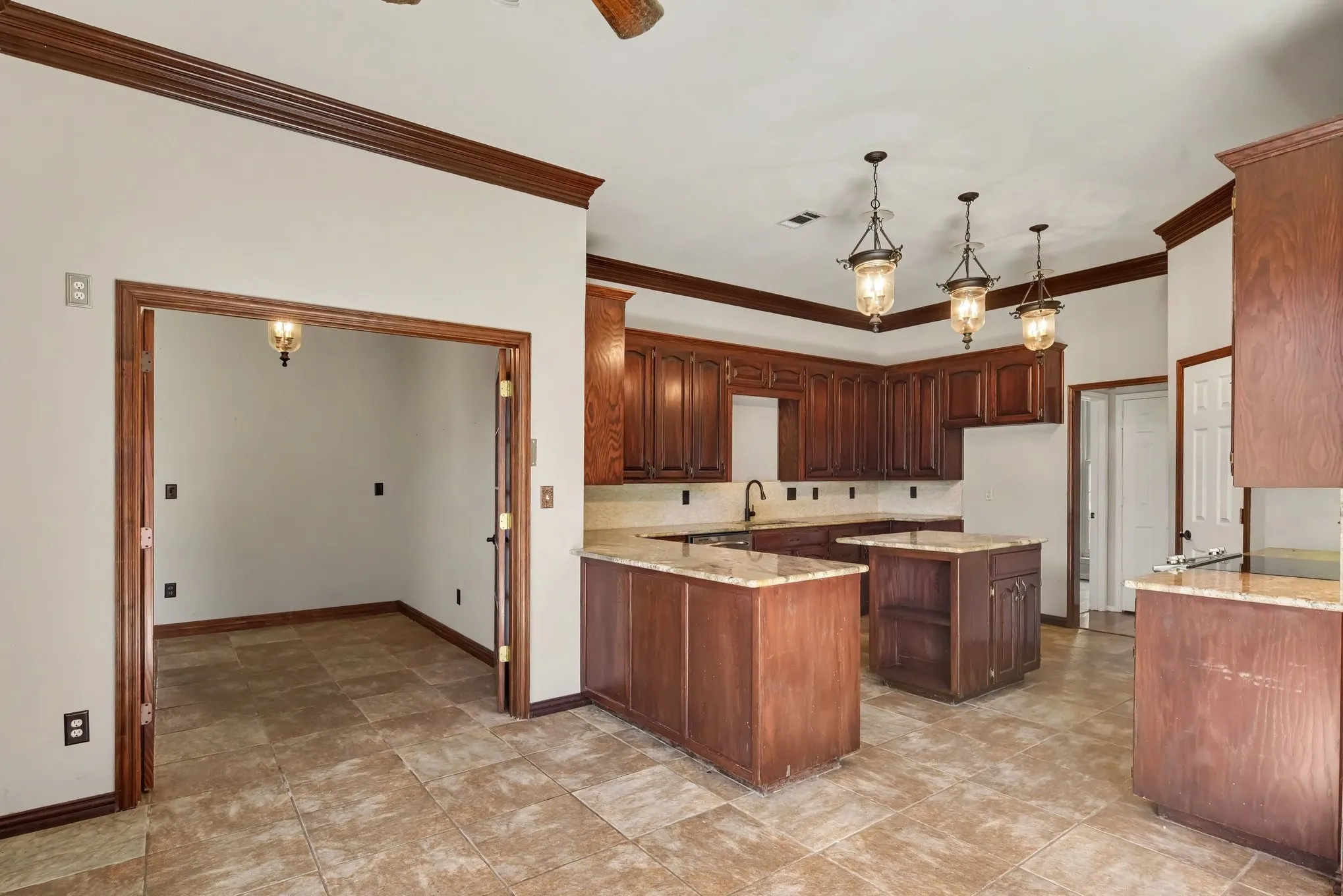 Single Family Residence For Sale in Kaufman County , 8304 Karen Lane, Terrell, Texas 75160, 5 Bedroom, 5 Bathroom, 2 Garage spaces, 4,130 Sqft, built in 1993, mls#21409823, Real Estate Agent in Terrell, Homes For Sale in Kaufman county, Homes For Sale in Terrell, Realtor in Terrell Texas, Real Estate Brokerage Independent Realty Texas, Luminita Cordes Realtor
