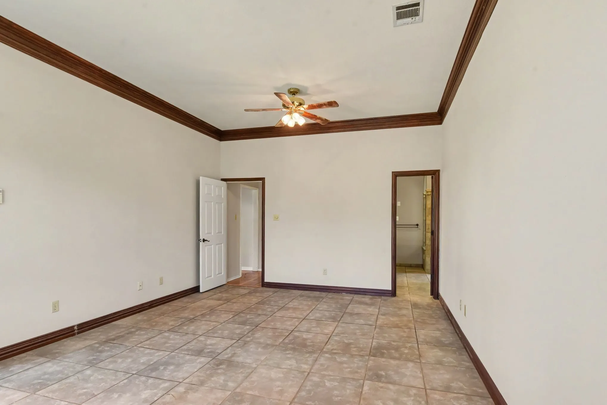 Single Family Residence For Sale in Kaufman County , 8304 Karen Lane, Terrell, Texas 75160, 5 Bedroom, 5 Bathroom, 2 Garage spaces, 4,130 Sqft, built in 1993, mls#21409823, Real Estate Agent in Terrell, Homes For Sale in Kaufman county, Homes For Sale in Terrell, Realtor in Terrell Texas, Real Estate Brokerage Independent Realty Texas, Luminita Cordes Realtor