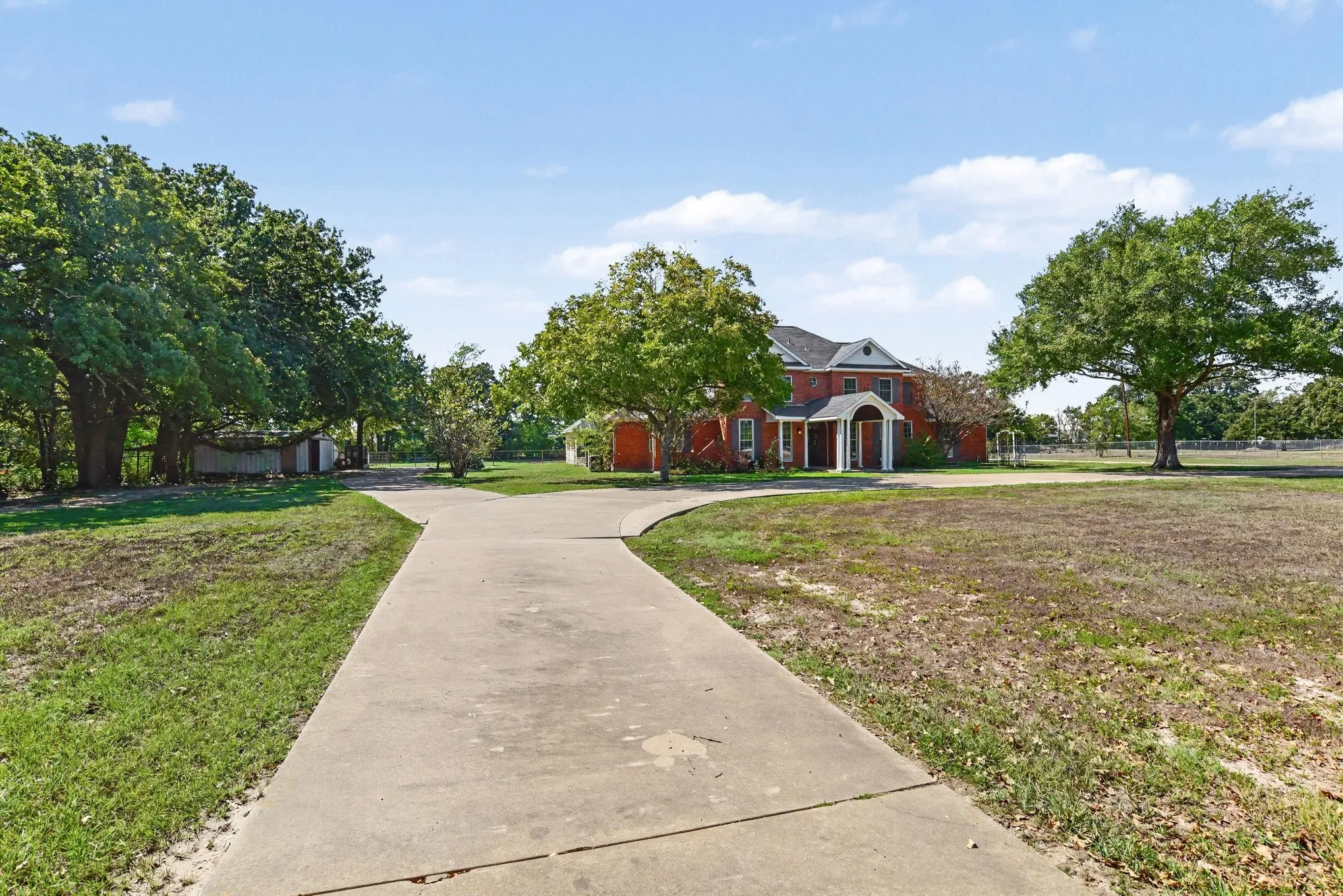 Single Family Residence For Sale in Kaufman County , 8304 Karen Lane, Terrell, Texas 75160, 5 Bedroom, 5 Bathroom, 2 Garage spaces, 4,130 Sqft, built in 1993, mls#21409823, Real Estate Agent in Terrell, Homes For Sale in Kaufman county, Homes For Sale in Terrell, Realtor in Terrell Texas, Real Estate Brokerage Independent Realty Texas, Luminita Cordes Realtor