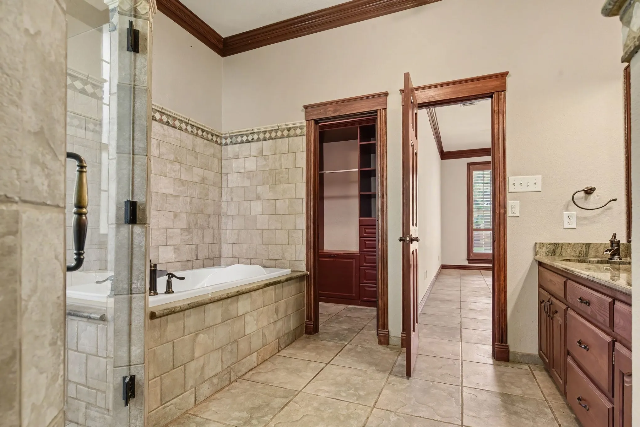 Single Family Residence For Sale in Kaufman County , 8304 Karen Lane, Terrell, Texas 75160, 5 Bedroom, 5 Bathroom, 2 Garage spaces, 4,130 Sqft, built in 1993, mls#21409823, Real Estate Agent in Terrell, Homes For Sale in Kaufman county, Homes For Sale in Terrell, Realtor in Terrell Texas, Real Estate Brokerage Independent Realty Texas, Luminita Cordes Realtor