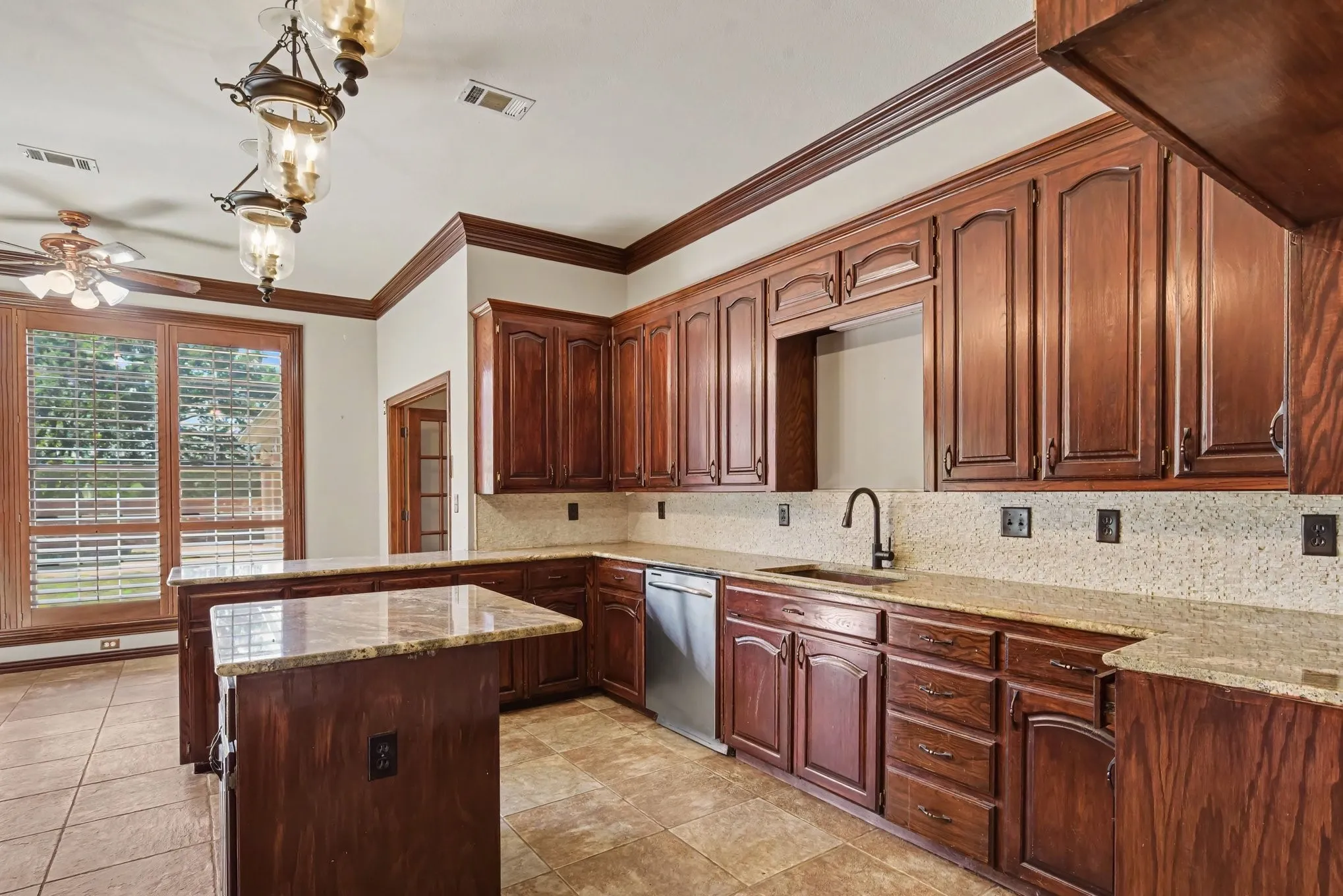 Single Family Residence For Sale in Kaufman County , 8304 Karen Lane, Terrell, Texas 75160, 5 Bedroom, 5 Bathroom, 2 Garage spaces, 4,130 Sqft, built in 1993, mls#21409823, Real Estate Agent in Terrell, Homes For Sale in Kaufman county, Homes For Sale in Terrell, Realtor in Terrell Texas, Real Estate Brokerage Independent Realty Texas, Luminita Cordes Realtor