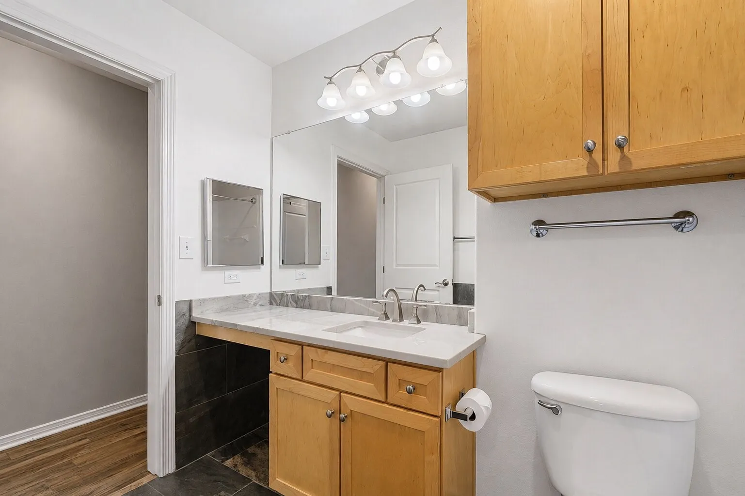 Condominium For Rent in Dallas County , 330 Las Colinas Boulevard E 920, Irving, Texas 75039, 1 Bedroom, 1 Bathroom, 1 Garage spaces, 984 Sqft, built in 2001, mls#21409837, Real Estate Agent in Irving, Homes For Rent in Dallas county, Homes For Rent in Irving, Realtor in Irving Texas, Real Estate Brokerage Independent Realty Texas, Luminita Cordes Realtor