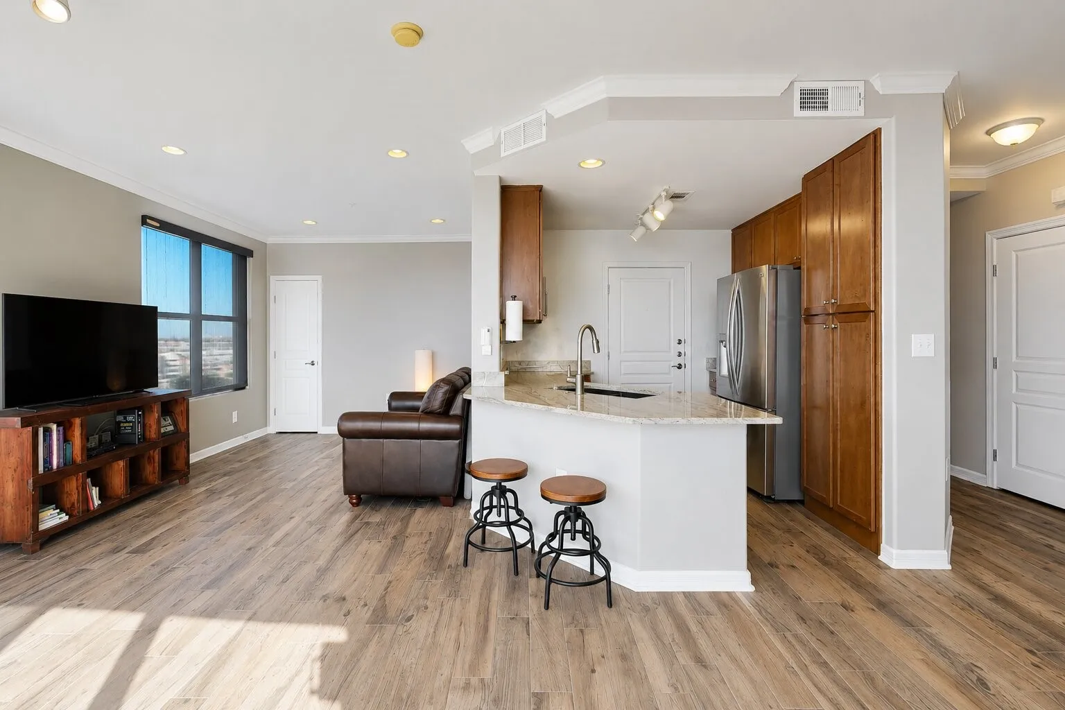 Condominium For Rent in Dallas County , 330 Las Colinas Boulevard E 920, Irving, Texas 75039, 1 Bedroom, 1 Bathroom, 1 Garage spaces, 984 Sqft, built in 2001, mls#21409837, Real Estate Agent in Irving, Homes For Rent in Dallas county, Homes For Rent in Irving, Realtor in Irving Texas, Real Estate Brokerage Independent Realty Texas, Luminita Cordes Realtor