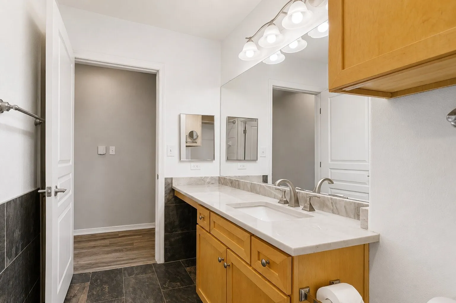 Condominium For Rent in Dallas County , 330 Las Colinas Boulevard E 920, Irving, Texas 75039, 1 Bedroom, 1 Bathroom, 1 Garage spaces, 984 Sqft, built in 2001, mls#21409837, Real Estate Agent in Irving, Homes For Rent in Dallas county, Homes For Rent in Irving, Realtor in Irving Texas, Real Estate Brokerage Independent Realty Texas, Luminita Cordes Realtor