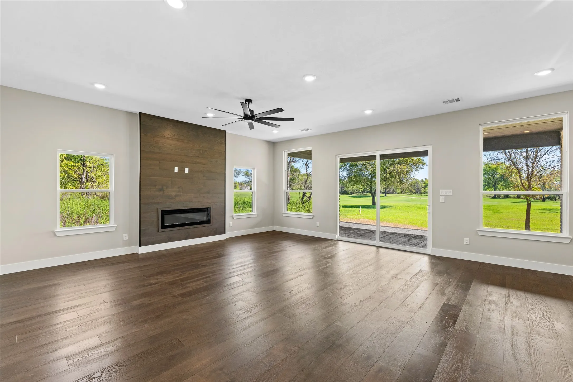 Single Family Residence For Sale in Hill County , 38093 Misty Ridge Drive, Whitney, Texas 76692, 3 Bedroom, 3 Bathroom, 2 Garage spaces, 2,453 Sqft, built in 2025, mls#21409838, Real Estate Agent in Whitney, Homes For Sale in Hill county, Homes For Sale in Whitney, Realtor in Whitney Texas, Real Estate Brokerage Independent Realty Texas, Luminita Cordes Realtor