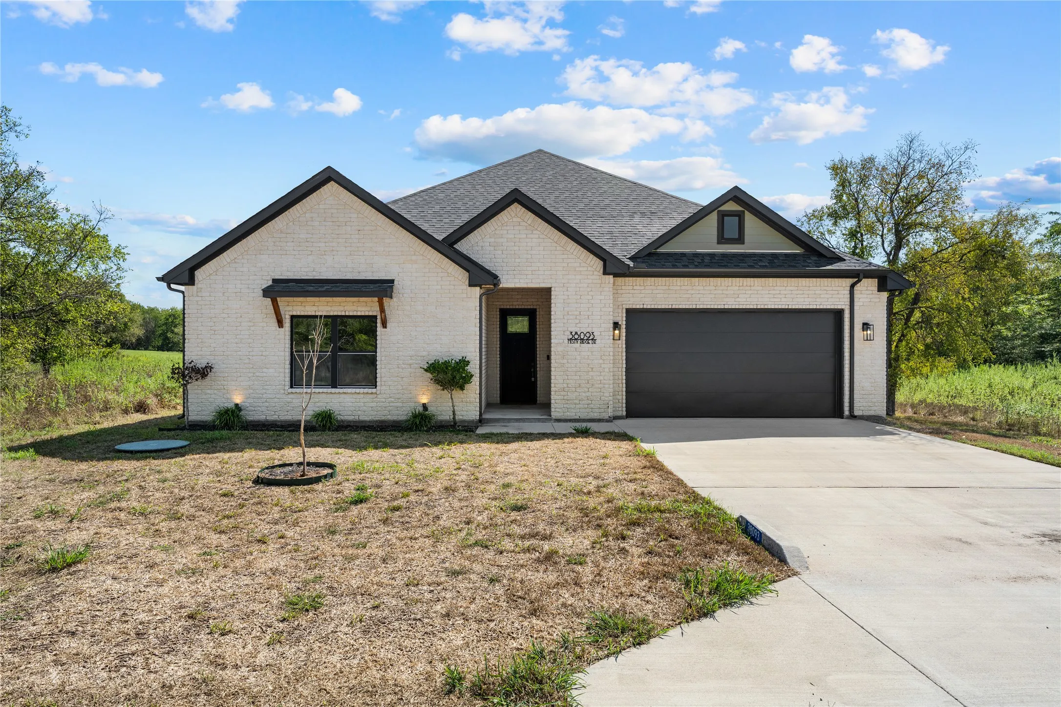 Single Family Residence For Sale in Hill County , 38093 Misty Ridge Drive, Whitney, Texas 76692, 3 Bedroom, 3 Bathroom, 2 Garage spaces, 2,453 Sqft, built in 2025, mls#21409838, Real Estate Agent in Whitney, Homes For Sale in Hill county, Homes For Sale in Whitney, Realtor in Whitney Texas, Real Estate Brokerage Independent Realty Texas, Luminita Cordes Realtor