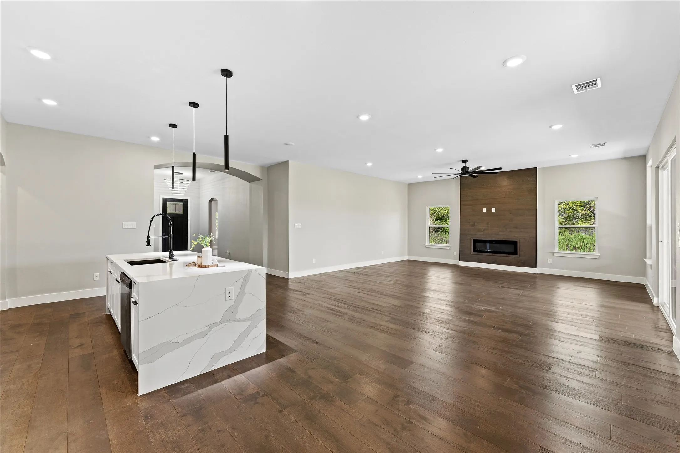 Single Family Residence For Sale in Hill County , 38093 Misty Ridge Drive, Whitney, Texas 76692, 3 Bedroom, 3 Bathroom, 2 Garage spaces, 2,453 Sqft, built in 2025, mls#21409838, Real Estate Agent in Whitney, Homes For Sale in Hill county, Homes For Sale in Whitney, Realtor in Whitney Texas, Real Estate Brokerage Independent Realty Texas, Luminita Cordes Realtor