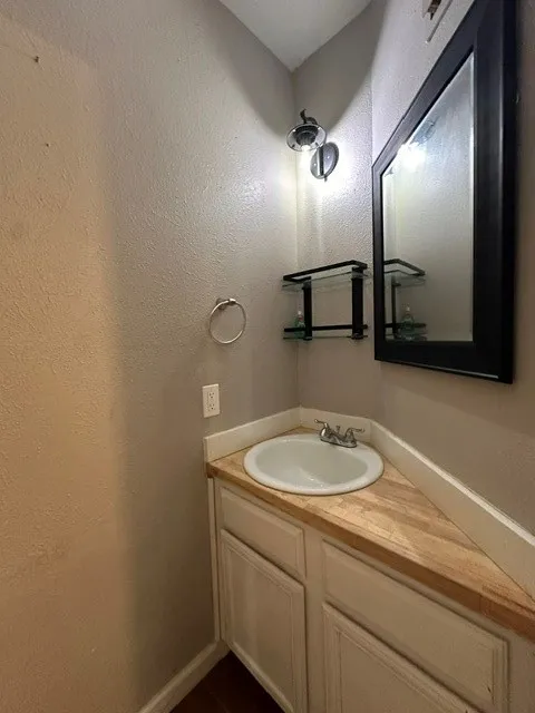 Condominium For Rent in Dallas County , 9696 Walnut Street 2101, Dallas, Texas 75243, 1 Bedroom, 2 Bathroom, Garage spaces, 730 Sqft, built in 1981, mls#21409865, Real Estate Agent in Dallas, Homes For Rent in Dallas county, Homes For Rent in Dallas, Realtor in Dallas Texas, Real Estate Brokerage Independent Realty Texas, Luminita Cordes Realtor