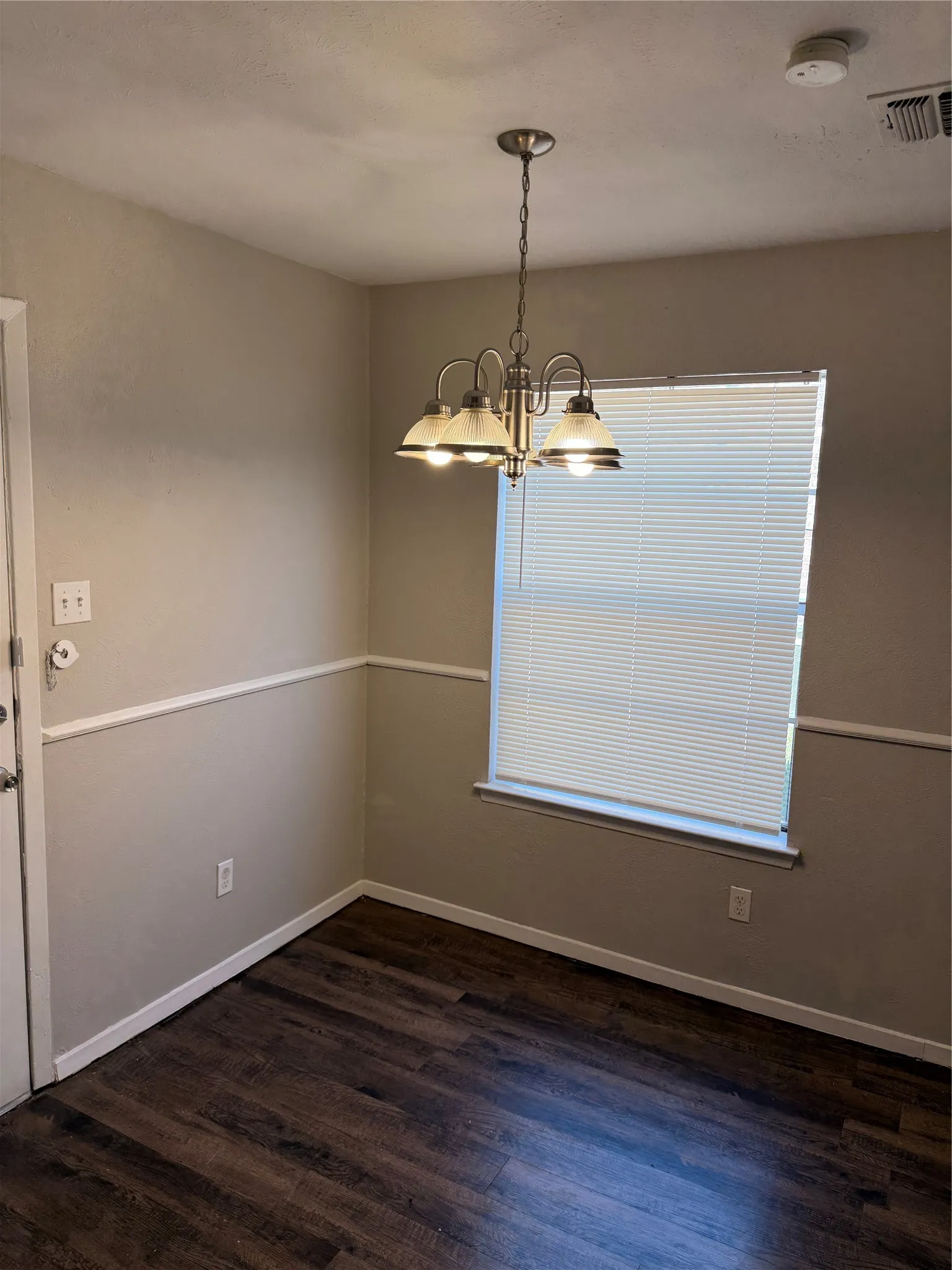 Single Family Residence For Rent in Tarrant County , 6616 Brookshire Trail, North Richland Hills, Texas 76182, 3 Bedroom, 2 Bathroom, 1 Garage spaces, 1,284 Sqft, built in 1972, mls#21409870, Real Estate Agent in North Richland Hills, Homes For Rent in Tarrant county, Homes For Rent in North Richland Hills, Realtor in North Richland Hills Texas, Real Estate Brokerage Independent Realty Texas, Luminita Cordes Realtor