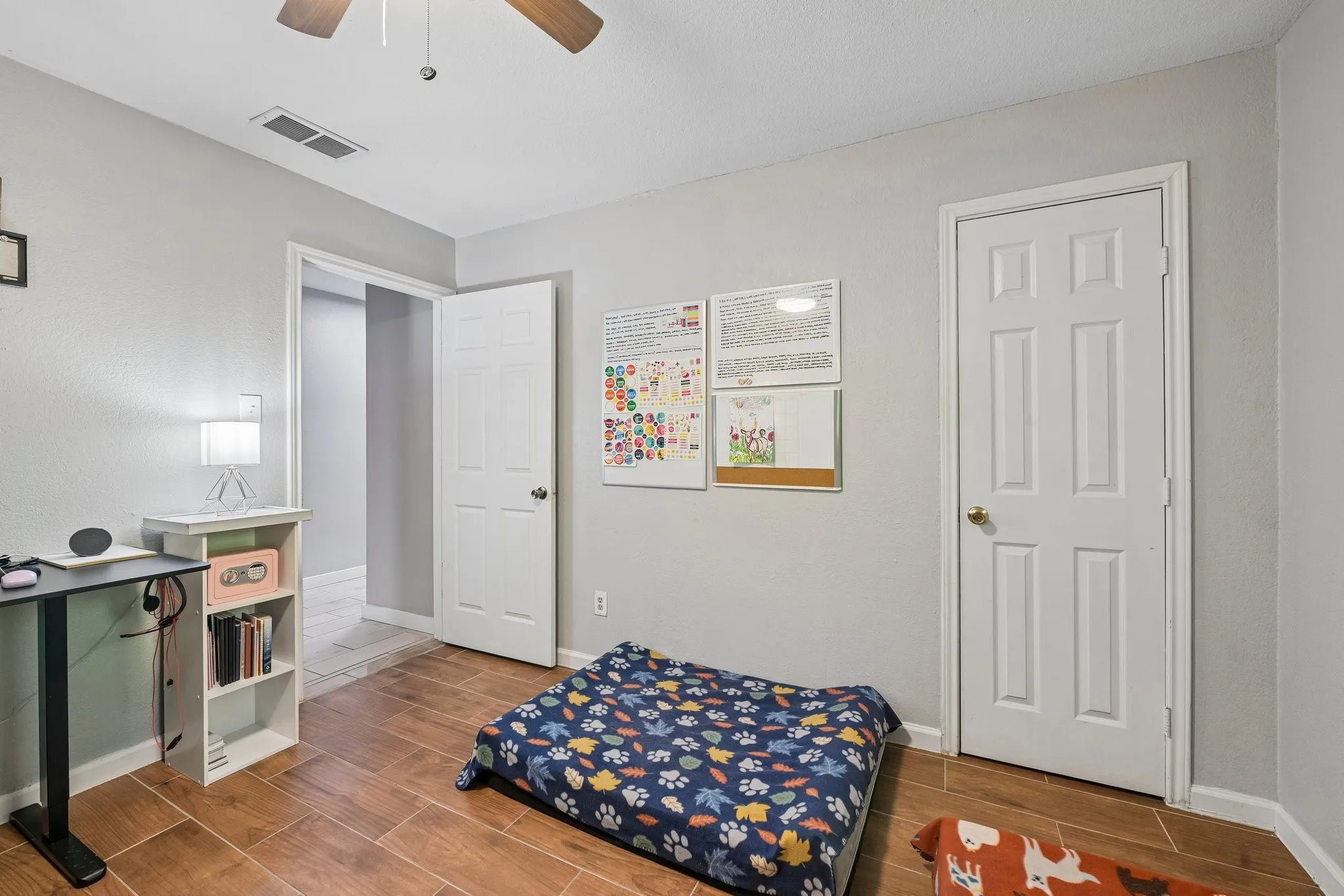 Wood-finish flooring with a ceiling fan