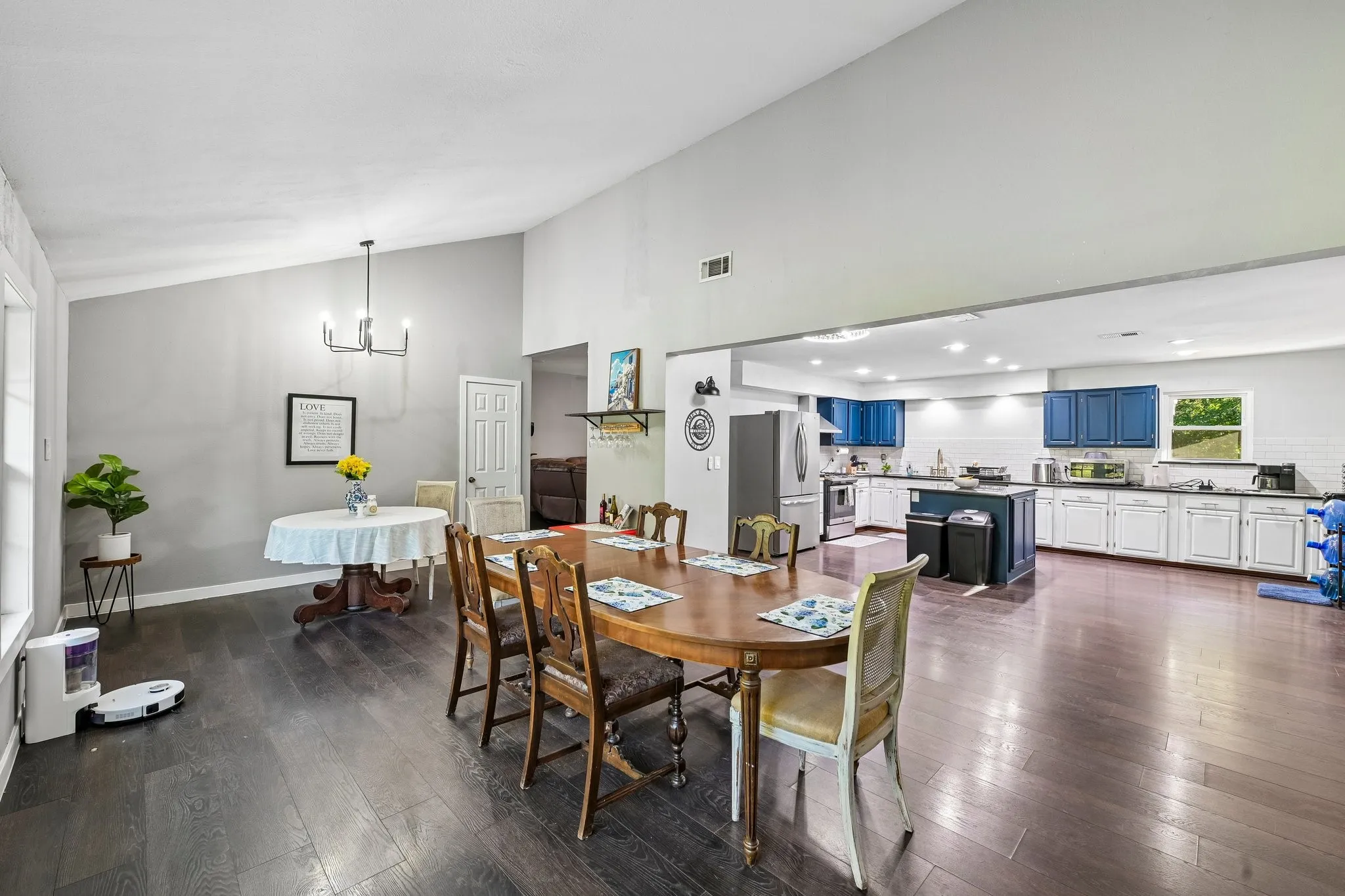 Vaulted ceilings complement wood-finish flooring
