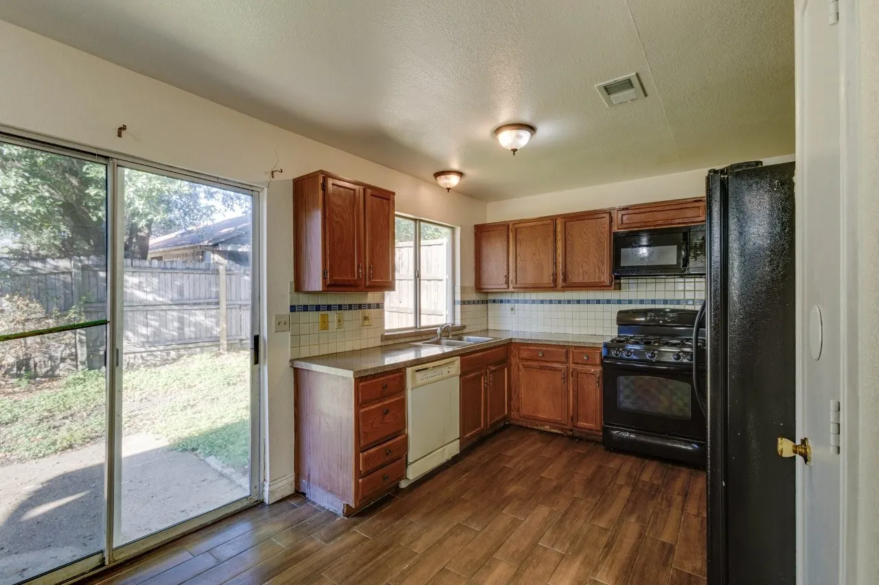 Single Family Residence For Sale in Dallas County , 5303 Waterford Drive, Mesquite, Texas 75150, 3 Bedroom, 2 Bathroom, 1 Garage spaces, 1,676 Sqft, built in 1986, mls#21409880, Real Estate Agent in Mesquite, Homes For Sale in Dallas county, Homes For Sale in Mesquite, Realtor in Mesquite Texas, Real Estate Brokerage Independent Realty Texas, Luminita Cordes Realtor