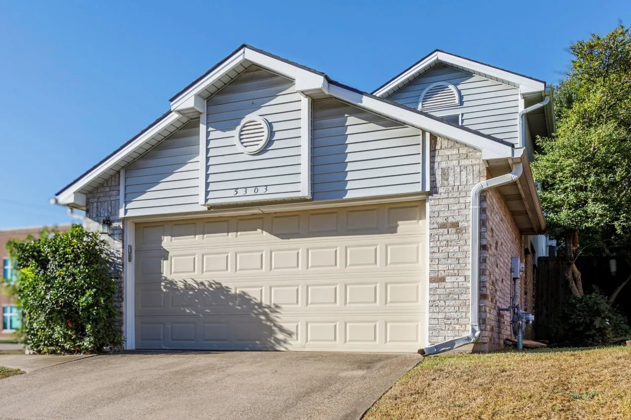Single Family Residence For Sale in Dallas County , 5303 Waterford Drive, Mesquite, Texas 75150, 3 Bedroom, 2 Bathroom, 1 Garage spaces, 1,676 Sqft, built in 1986, mls#21409880, Real Estate Agent in Mesquite, Homes For Sale in Dallas county, Homes For Sale in Mesquite, Realtor in Mesquite Texas, Real Estate Brokerage Independent Realty Texas, Luminita Cordes Realtor