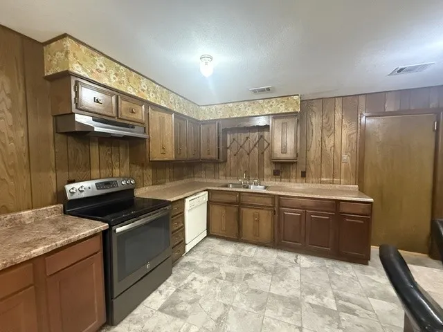 Single Family Residence For Rent in Red River (TX) County , 701 W 9th Street, Clarksville, Texas 75426, 3 Bedroom, 2 Bathroom, Garage spaces, 1,596 Sqft, built in 1971, mls#21409848, Real Estate Agent in Clarksville, Homes For Rent in Red River (TX) county, Homes For Rent in Clarksville, Realtor in Clarksville Texas, Real Estate Brokerage Independent Realty Texas, Luminita Cordes Realtor