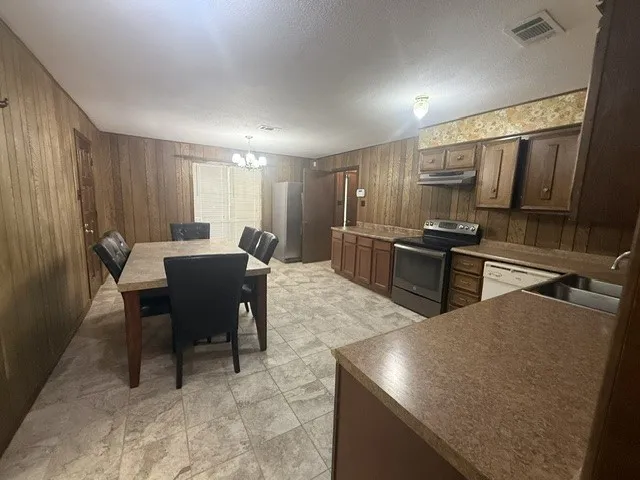 Single Family Residence For Rent in Red River (TX) County , 701 W 9th Street, Clarksville, Texas 75426, 3 Bedroom, 2 Bathroom, Garage spaces, 1,596 Sqft, built in 1971, mls#21409848, Real Estate Agent in Clarksville, Homes For Rent in Red River (TX) county, Homes For Rent in Clarksville, Realtor in Clarksville Texas, Real Estate Brokerage Independent Realty Texas, Luminita Cordes Realtor