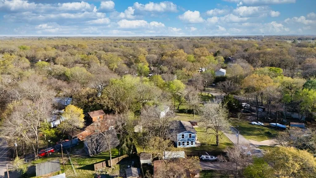 Single Family Residence For Sale in Henderson County , 303 Whispering Oaks Trail, Payne Springs, Texas 75156, 4 Bedroom, 2 Bathroom, 2 Garage spaces, 1,618 Sqft, built in 1960, mls#21409886, Real Estate Agent in Payne Springs, Homes For Sale in Henderson county, Homes For Sale in Payne Springs, Realtor in Payne Springs Texas, Real Estate Brokerage Independent Realty Texas, Luminita Cordes Realtor