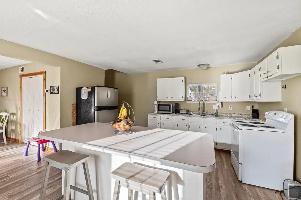 Single Family Residence For Sale in Henderson County , 303 Whispering Oaks Trail, Payne Springs, Texas 75156, 4 Bedroom, 2 Bathroom, 2 Garage spaces, 1,618 Sqft, built in 1960, mls#21409886, Real Estate Agent in Payne Springs, Homes For Sale in Henderson county, Homes For Sale in Payne Springs, Realtor in Payne Springs Texas, Real Estate Brokerage Independent Realty Texas, Luminita Cordes Realtor