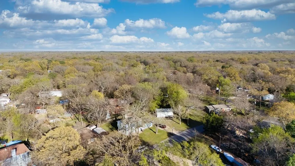 Single Family Residence For Sale in Henderson County , 303 Whispering Oaks Trail, Payne Springs, Texas 75156, 4 Bedroom, 2 Bathroom, 2 Garage spaces, 1,618 Sqft, built in 1960, mls#21409886, Real Estate Agent in Payne Springs, Homes For Sale in Henderson county, Homes For Sale in Payne Springs, Realtor in Payne Springs Texas, Real Estate Brokerage Independent Realty Texas, Luminita Cordes Realtor