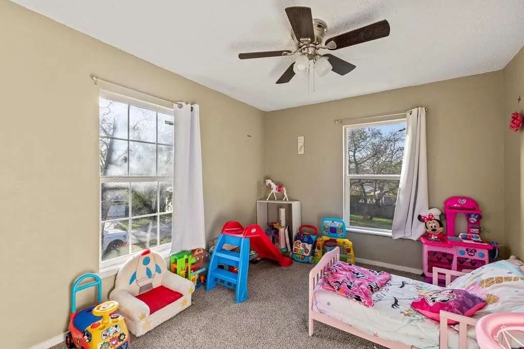Single Family Residence For Sale in Henderson County , 303 Whispering Oaks Trail, Payne Springs, Texas 75156, 4 Bedroom, 2 Bathroom, 2 Garage spaces, 1,618 Sqft, built in 1960, mls#21409886, Real Estate Agent in Payne Springs, Homes For Sale in Henderson county, Homes For Sale in Payne Springs, Realtor in Payne Springs Texas, Real Estate Brokerage Independent Realty Texas, Luminita Cordes Realtor