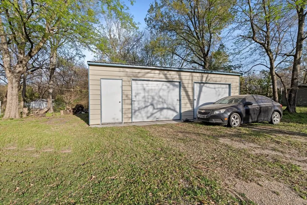 Single Family Residence For Sale in Henderson County , 303 Whispering Oaks Trail, Payne Springs, Texas 75156, 4 Bedroom, 2 Bathroom, 2 Garage spaces, 1,618 Sqft, built in 1960, mls#21409886, Real Estate Agent in Payne Springs, Homes For Sale in Henderson county, Homes For Sale in Payne Springs, Realtor in Payne Springs Texas, Real Estate Brokerage Independent Realty Texas, Luminita Cordes Realtor