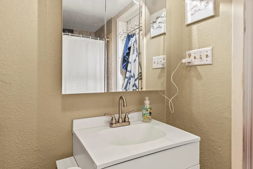 Single Family Residence For Sale in Henderson County , 303 Whispering Oaks Trail, Payne Springs, Texas 75156, 4 Bedroom, 2 Bathroom, 2 Garage spaces, 1,618 Sqft, built in 1960, mls#21409886, Real Estate Agent in Payne Springs, Homes For Sale in Henderson county, Homes For Sale in Payne Springs, Realtor in Payne Springs Texas, Real Estate Brokerage Independent Realty Texas, Luminita Cordes Realtor