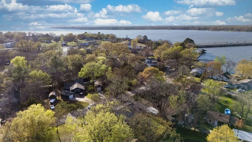 Single Family Residence For Sale in Henderson County , 303 Whispering Oaks Trail, Payne Springs, Texas 75156, 4 Bedroom, 2 Bathroom, 2 Garage spaces, 1,618 Sqft, built in 1960, mls#21409886, Real Estate Agent in Payne Springs, Homes For Sale in Henderson county, Homes For Sale in Payne Springs, Realtor in Payne Springs Texas, Real Estate Brokerage Independent Realty Texas, Luminita Cordes Realtor