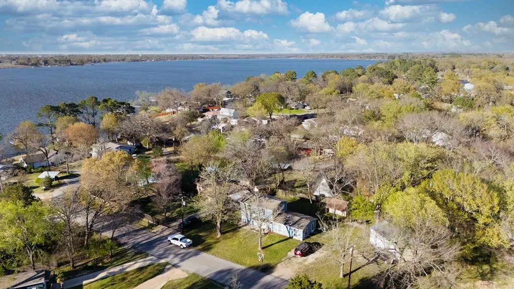 Single Family Residence For Sale in Henderson County , 303 Whispering Oaks Trail, Payne Springs, Texas 75156, 4 Bedroom, 2 Bathroom, 2 Garage spaces, 1,618 Sqft, built in 1960, mls#21409886, Real Estate Agent in Payne Springs, Homes For Sale in Henderson county, Homes For Sale in Payne Springs, Realtor in Payne Springs Texas, Real Estate Brokerage Independent Realty Texas, Luminita Cordes Realtor