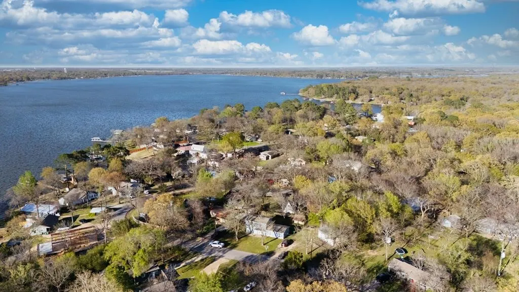 Single Family Residence For Sale in Henderson County , 303 Whispering Oaks Trail, Payne Springs, Texas 75156, 4 Bedroom, 2 Bathroom, 2 Garage spaces, 1,618 Sqft, built in 1960, mls#21409886, Real Estate Agent in Payne Springs, Homes For Sale in Henderson county, Homes For Sale in Payne Springs, Realtor in Payne Springs Texas, Real Estate Brokerage Independent Realty Texas, Luminita Cordes Realtor
