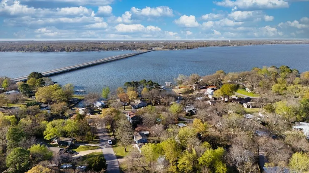 Single Family Residence For Sale in Henderson County , 303 Whispering Oaks Trail, Payne Springs, Texas 75156, 4 Bedroom, 2 Bathroom, 2 Garage spaces, 1,618 Sqft, built in 1960, mls#21409886, Real Estate Agent in Payne Springs, Homes For Sale in Henderson county, Homes For Sale in Payne Springs, Realtor in Payne Springs Texas, Real Estate Brokerage Independent Realty Texas, Luminita Cordes Realtor