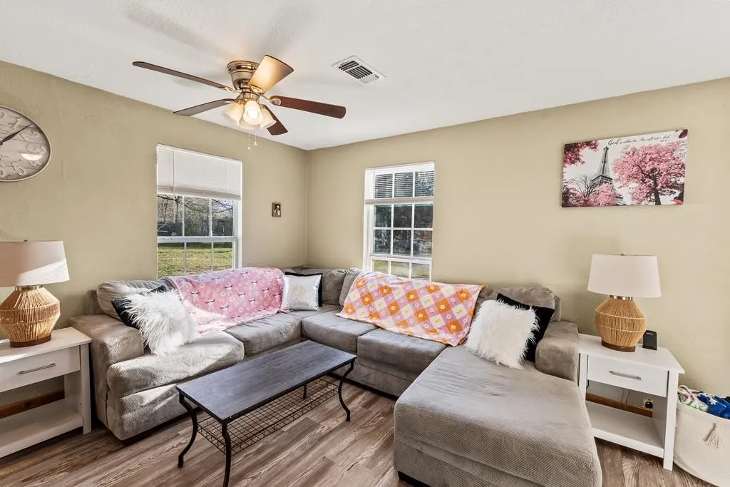 Single Family Residence For Sale in Henderson County , 303 Whispering Oaks Trail, Payne Springs, Texas 75156, 4 Bedroom, 2 Bathroom, 2 Garage spaces, 1,618 Sqft, built in 1960, mls#21409886, Real Estate Agent in Payne Springs, Homes For Sale in Henderson county, Homes For Sale in Payne Springs, Realtor in Payne Springs Texas, Real Estate Brokerage Independent Realty Texas, Luminita Cordes Realtor
