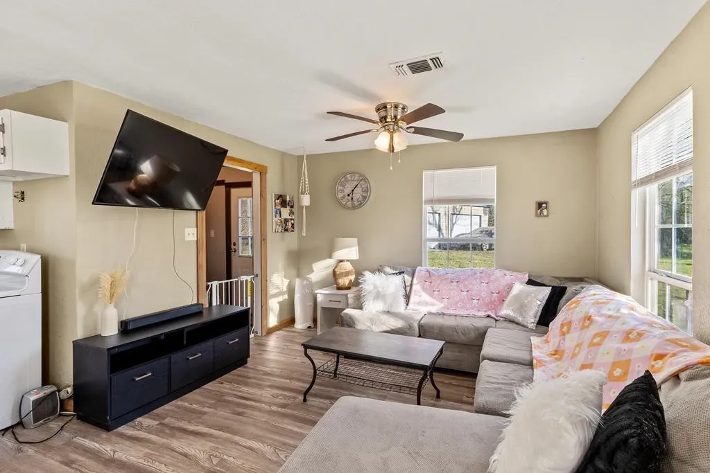 Single Family Residence For Sale in Henderson County , 303 Whispering Oaks Trail, Payne Springs, Texas 75156, 4 Bedroom, 2 Bathroom, 2 Garage spaces, 1,618 Sqft, built in 1960, mls#21409886, Real Estate Agent in Payne Springs, Homes For Sale in Henderson county, Homes For Sale in Payne Springs, Realtor in Payne Springs Texas, Real Estate Brokerage Independent Realty Texas, Luminita Cordes Realtor