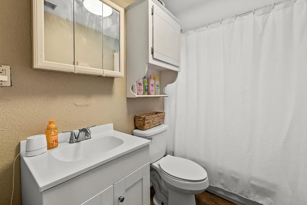 Single Family Residence For Sale in Henderson County , 303 Whispering Oaks Trail, Payne Springs, Texas 75156, 4 Bedroom, 2 Bathroom, 2 Garage spaces, 1,618 Sqft, built in 1960, mls#21409886, Real Estate Agent in Payne Springs, Homes For Sale in Henderson county, Homes For Sale in Payne Springs, Realtor in Payne Springs Texas, Real Estate Brokerage Independent Realty Texas, Luminita Cordes Realtor