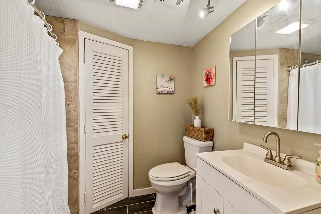 Single Family Residence For Sale in Henderson County , 303 Whispering Oaks Trail, Payne Springs, Texas 75156, 4 Bedroom, 2 Bathroom, 2 Garage spaces, 1,618 Sqft, built in 1960, mls#21409886, Real Estate Agent in Payne Springs, Homes For Sale in Henderson county, Homes For Sale in Payne Springs, Realtor in Payne Springs Texas, Real Estate Brokerage Independent Realty Texas, Luminita Cordes Realtor