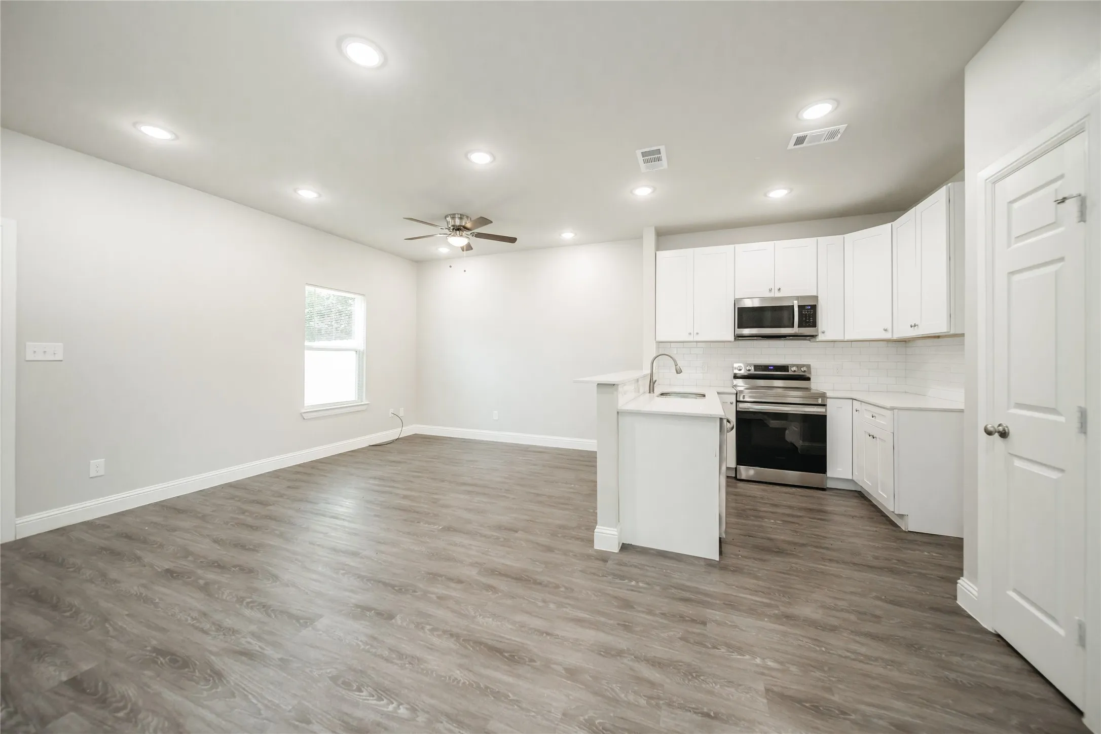 Duplex For Rent in Grayson County , 1014 Ford Street, Denison, Texas 75020, 3 Bedroom, 3 Bathroom, 2 Garage spaces, 1,422 Sqft, built in 2022, mls#21409845, Real Estate Agent in Denison, Homes For Rent in Grayson county, Homes For Rent in Denison, Realtor in Denison Texas, Real Estate Brokerage Independent Realty Texas, Luminita Cordes Realtor