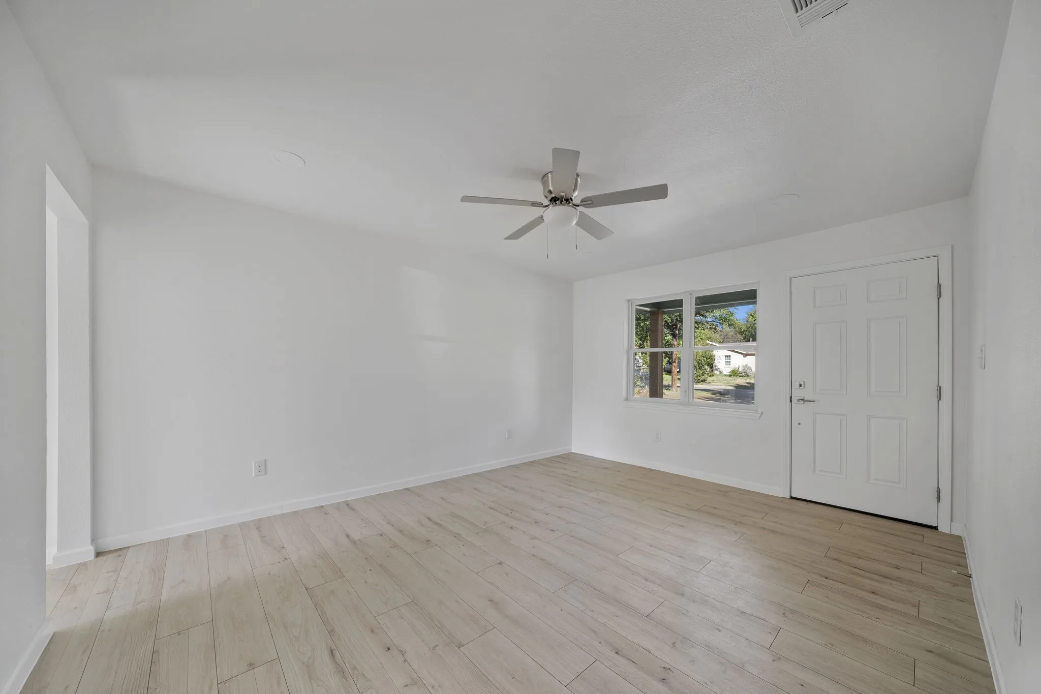 Single Family Residence For Sale in Dallas County , 615 Johnson Drive, Duncanville, Texas 75116, 3 Bedroom, 2 Bathroom, 1 Garage spaces, 1,040 Sqft, built in 1962, mls#21406956, Real Estate Agent in Duncanville, Homes For Sale in Dallas county, Homes For Sale in Duncanville, Realtor in Duncanville Texas, Real Estate Brokerage Independent Realty Texas, Luminita Cordes Realtor