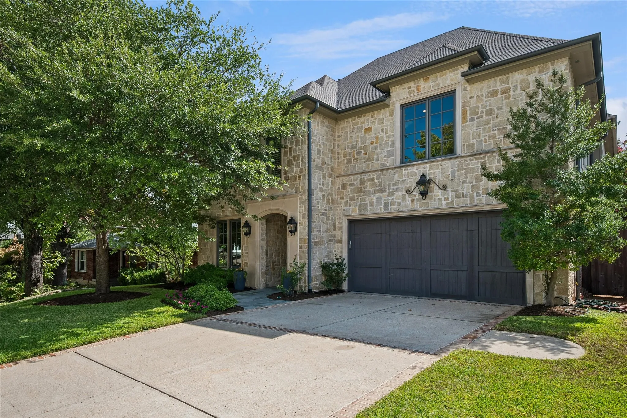 Single Family Residence For Sale in Dallas County , 6952 Kenwood Avenue, Dallas, Texas 75214, 4 Bedroom, 5 Bathroom, 2 Garage spaces, 4,438 Sqft, built in 2008, mls#21409903, Real Estate Agent in Dallas, Homes For Sale in Dallas county, Homes For Sale in Dallas, Realtor in Dallas Texas, Real Estate Brokerage Independent Realty Texas, Luminita Cordes Realtor