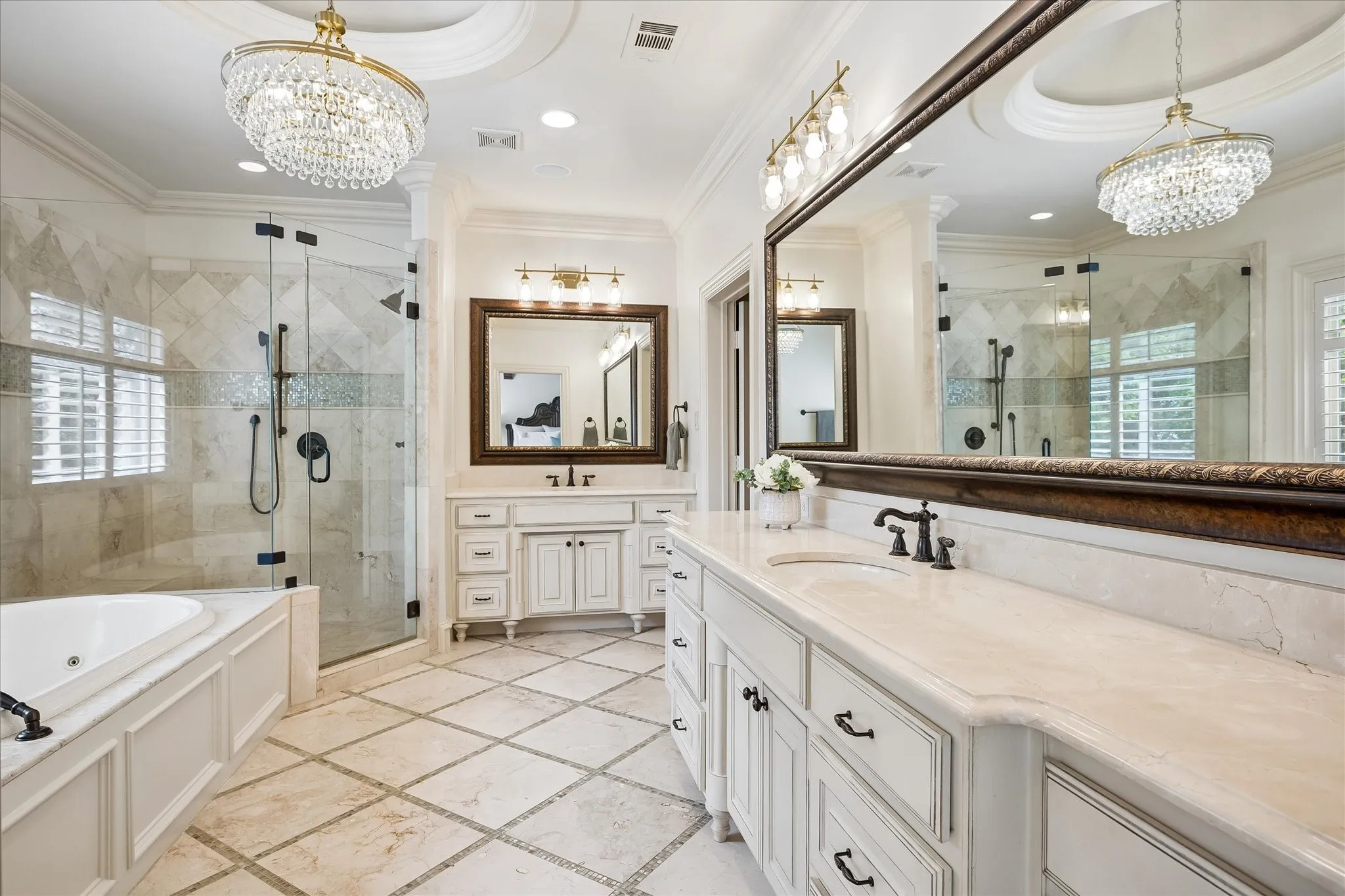 Single Family Residence For Sale in Dallas County , 6952 Kenwood Avenue, Dallas, Texas 75214, 4 Bedroom, 5 Bathroom, 2 Garage spaces, 4,438 Sqft, built in 2008, mls#21409903, Real Estate Agent in Dallas, Homes For Sale in Dallas county, Homes For Sale in Dallas, Realtor in Dallas Texas, Real Estate Brokerage Independent Realty Texas, Luminita Cordes Realtor